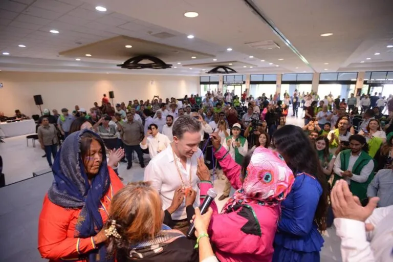 Manuel Velasco recibiendo la sagrada bendición de la Nación Comca’ac.