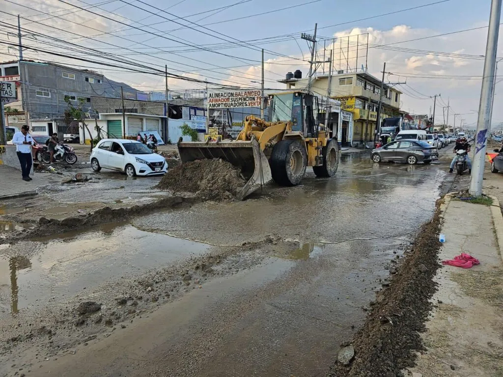 Gobierno de Guerrero libera vialidades en Acapulco