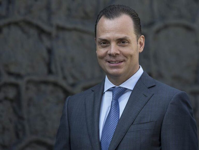 Olegario Vázquez Aldir reconoce labor del personal médico