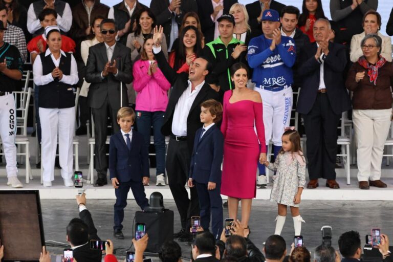 Manolo Jiménez Salinas rindió protesta ante 15 mil ciudadanos