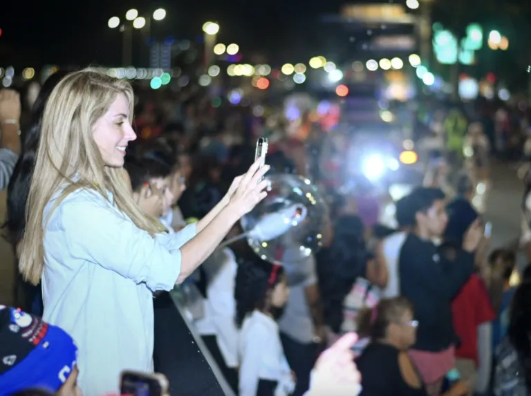 Patricia Lobeira disfruto del paso de los carros alegóricos.