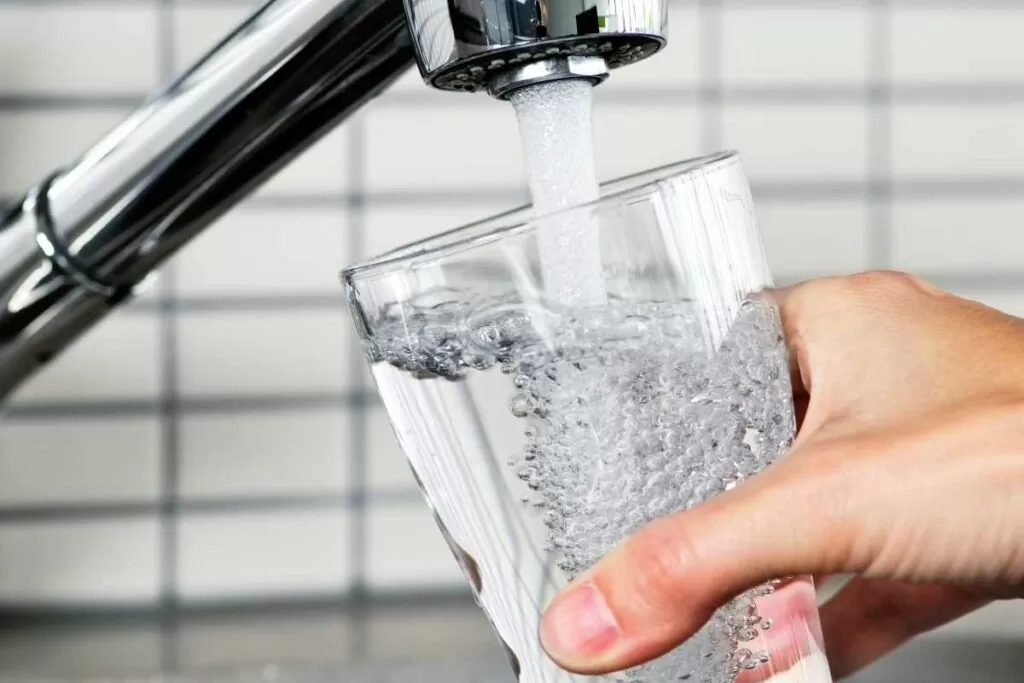 EcoBottle 2.0 transforma el agua en potable en minutos
