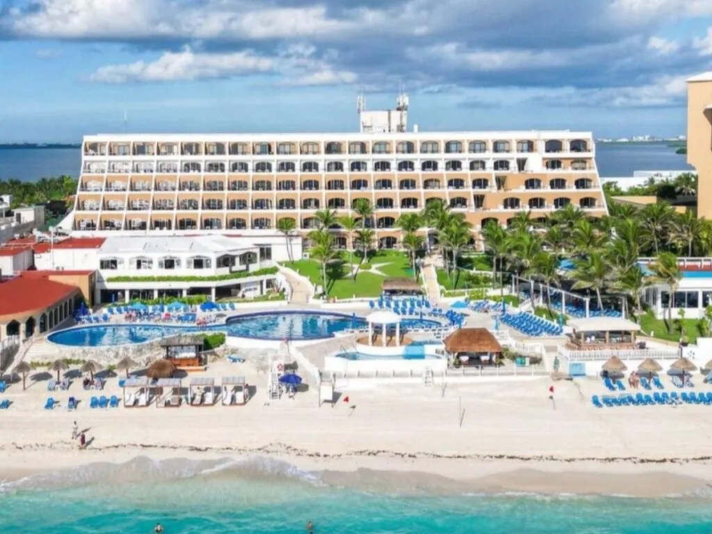 La firma SolarFuel instaló en la zona hotelera de Cancún la primera batería Tesla, la cual permite una disminución del 35% en el consumo de energía y garantiza la sostenibilidad en la operación hotelera.