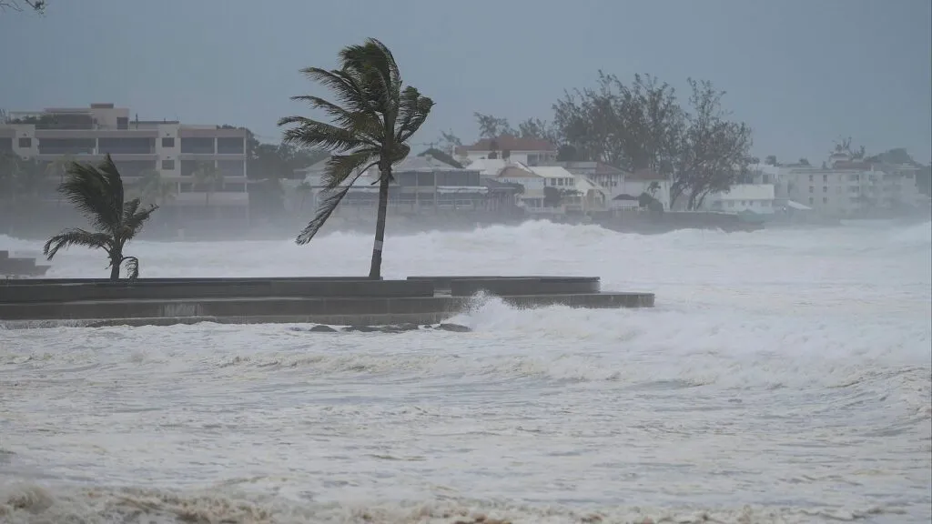 Huracán Beryl Categoría 5 se dirige a Jamaica