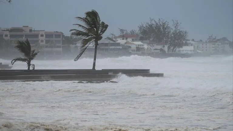 Huracán Beryl Categoría 5 se dirige a Jamaica