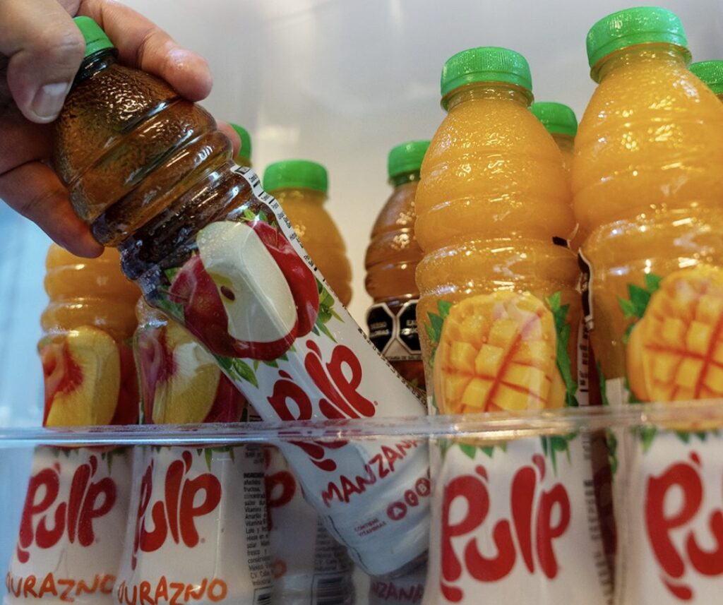 Jugos Pulp de AJEMEX acompañando una reunión familiar navideña en México.
