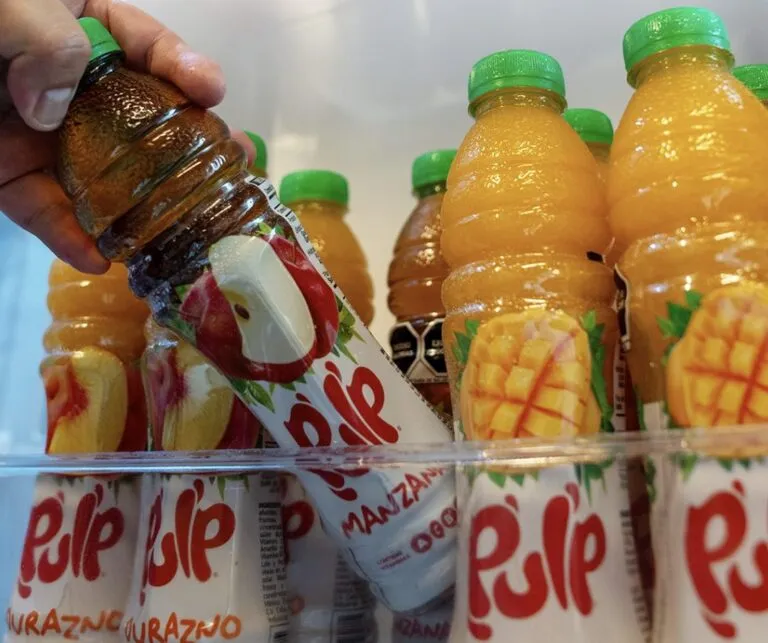 Jugos Pulp de AJEMEX acompañando una reunión familiar navideña en México.