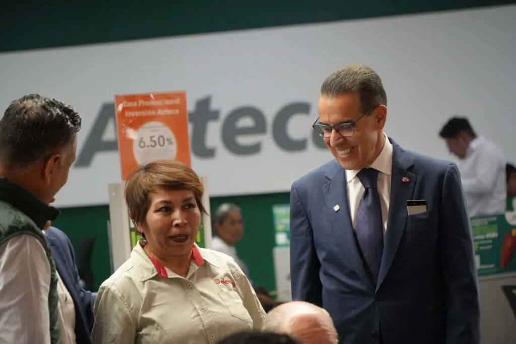 Banco Azteca entrega sillas de ruedas frente a la exclusión social